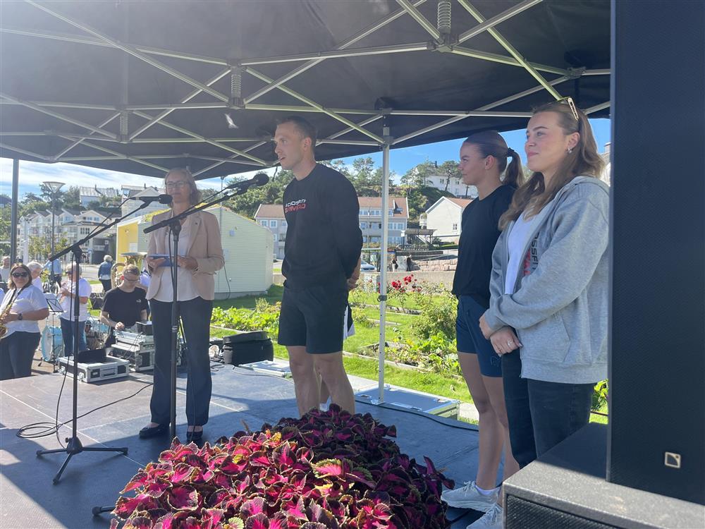 Tre representanter fra Grimstad CrossFit på scenen sammen med ordfører Beate Skretting og Solfrid Koanda. - Klikk for stort bilde