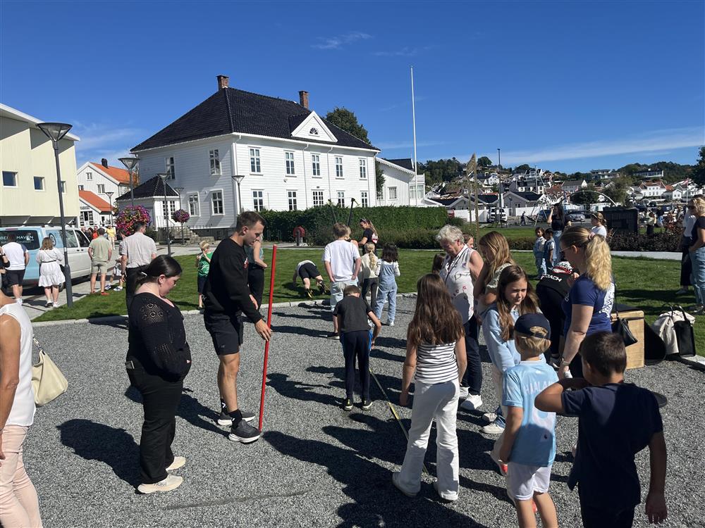 Barn holder på med aktiviteter i Byhaven - Klikk for stort bilde