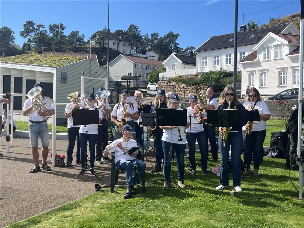 Homborsundmusikantene spiller i Byhaven - Klikk for stort bilde