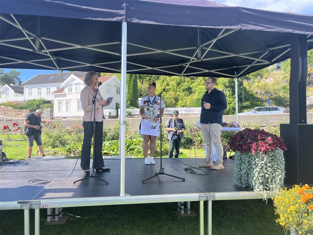 Ordfører Beate Skretting, Solfrid Koanda og Fred Rune Røed fra Grimstad idrettsråd på scenen. - Klikk for stort bilde