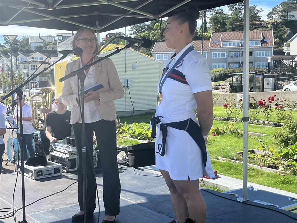 Beate Skretting og Solfrid Koanda på scenen i Byhaven.  - Klikk for stort bilde